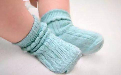 寶寶秋冬睡覺要不要穿襪子？兒科專家告訴你真相